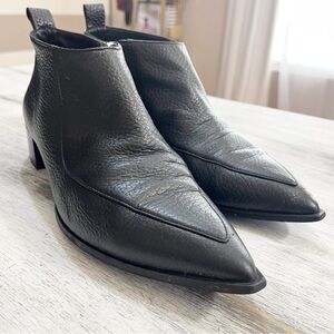 Everlane Ankle Boots Sleek Black pebbled Design size 10